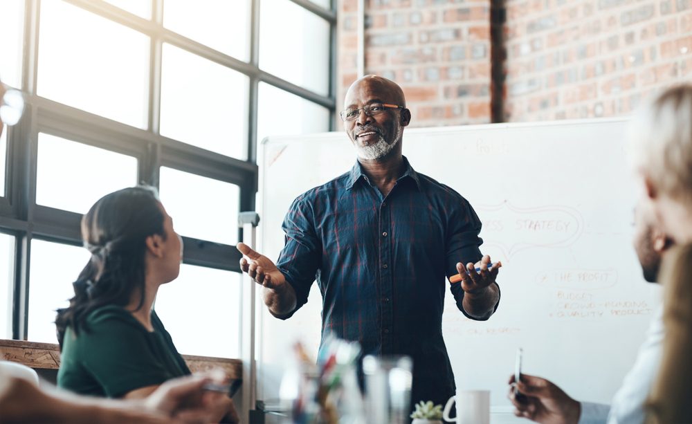 Experienced professional coaching colleagues using mentoring program best practices for knowledge transfer
